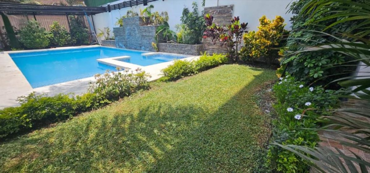 Piscina y jardines de Pacha Rodeo