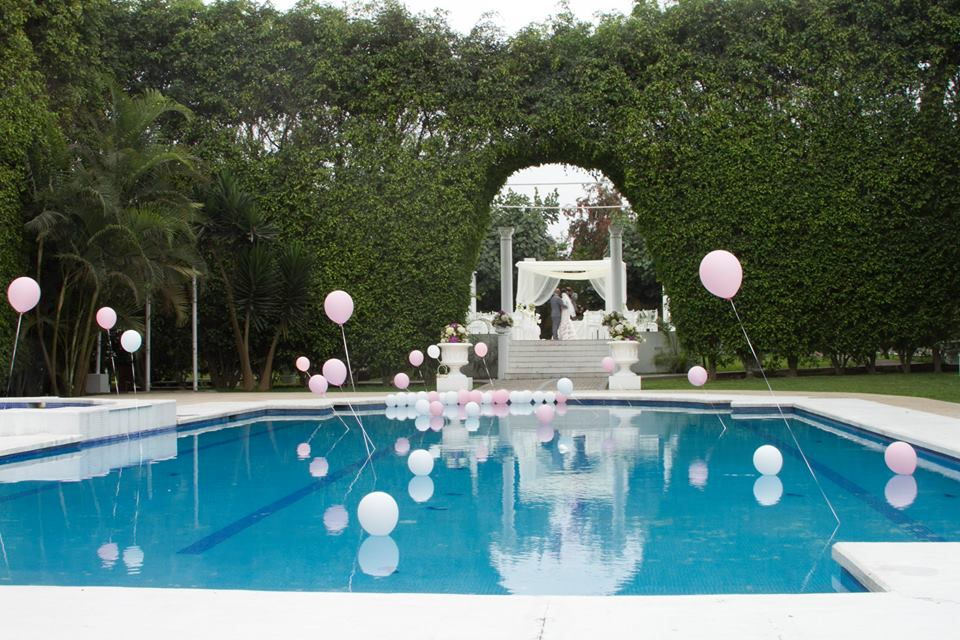 Celebración junto a la piscina de Casa Club Pachacámac